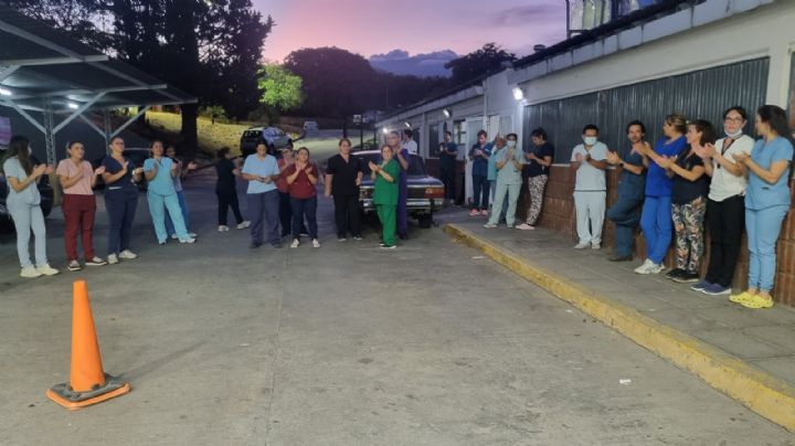 Protesta del personal en el Hospital San Juan Bautista, reclamando mejoras salariales