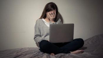"Porno venganza" o "extorsión": Una mujer sindico a la hija de su ex de difundir imágenes íntimas en
