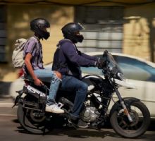 Conductores de Uber Moto protestan en la Plaza 25 de Agosto: “No nos queremos quedar sin trabajo”