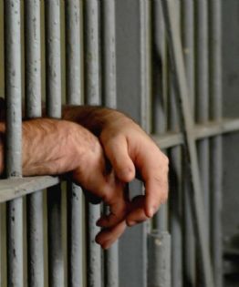 Aberrante hecho en Capital: le pegó a su madre e intentó abusarla