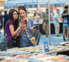 Jueves en la Feria del Libro: una jornada llena de arte, lectura y figuras nacionales