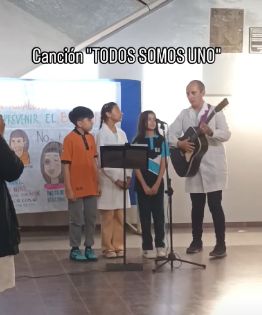 Alumna de la Escuela José Cubas recibe reconocimiento por su canción contra el bullying