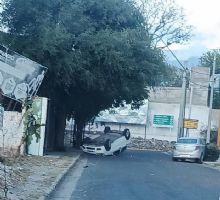 Chocó con un auto que estaba estacionado y terminó volcando