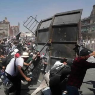 Batalla campal frente al Palacio Nacional: 120 heridos en México por protestas contra la violencia