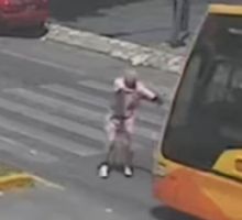 Impactante vdeo: Un colectivo atropelló a un abuelo en plena avenida de Córdoba