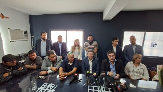 Concejales aseguraron que la regulación no prohíbe a los Uber Moto y un conductor apuntó contra Brizuela