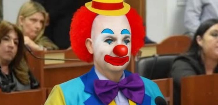 Denett trató de “payaso” al libertario Brizuela