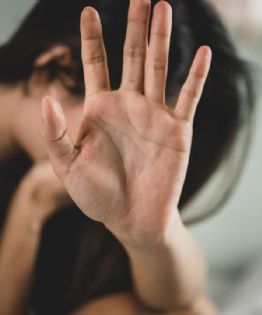 Acusado de abusar de la prima continuará detenido